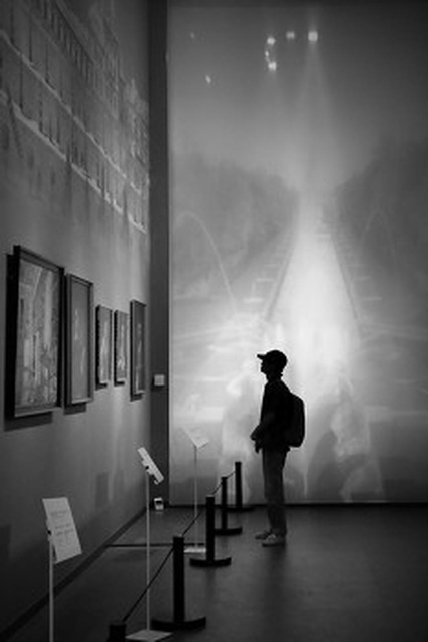 生活总有诸多不易，每个人都会陷入低谷。就像那位生活压力巨大的朋友，孩子上学、工作