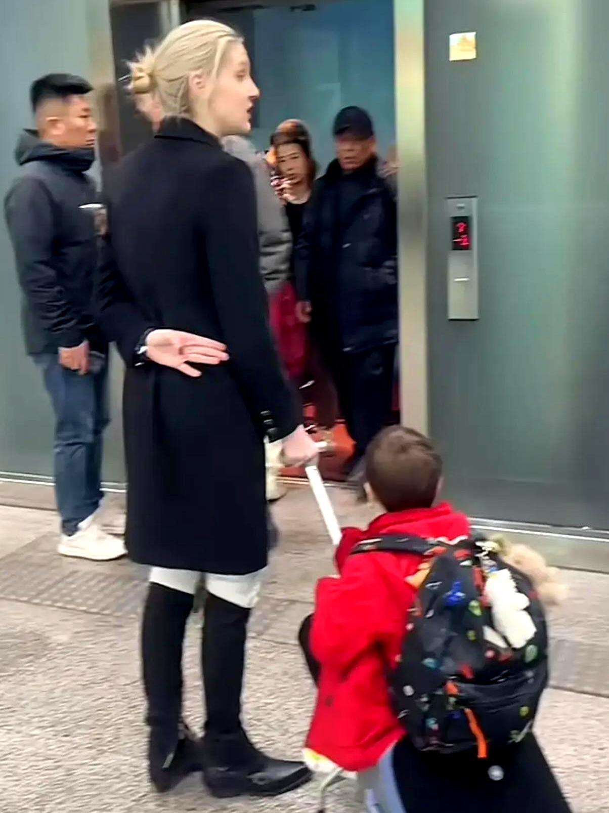 春晚刚散场，撒贝宁羽绒服都没脱就冲向了沈阳。你见过主持人卸妆最快的一次。绿羽