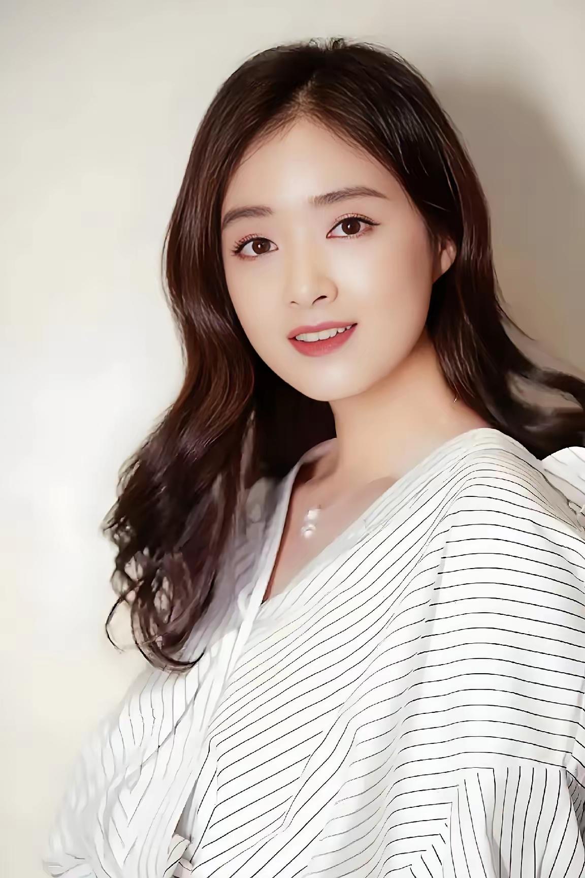 这四个美女明星简直就是少数民族的代表，真的是美得不可方物难道少数民族的女人确实