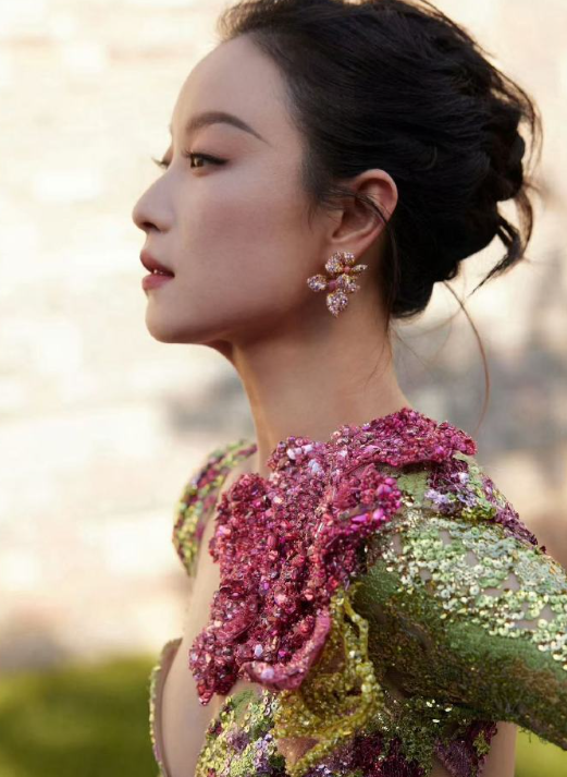 倪妮、马思纯、周冬雨三位顶级女星同台出席栩栩华生时尚文化大赏，她们的每个细节都透