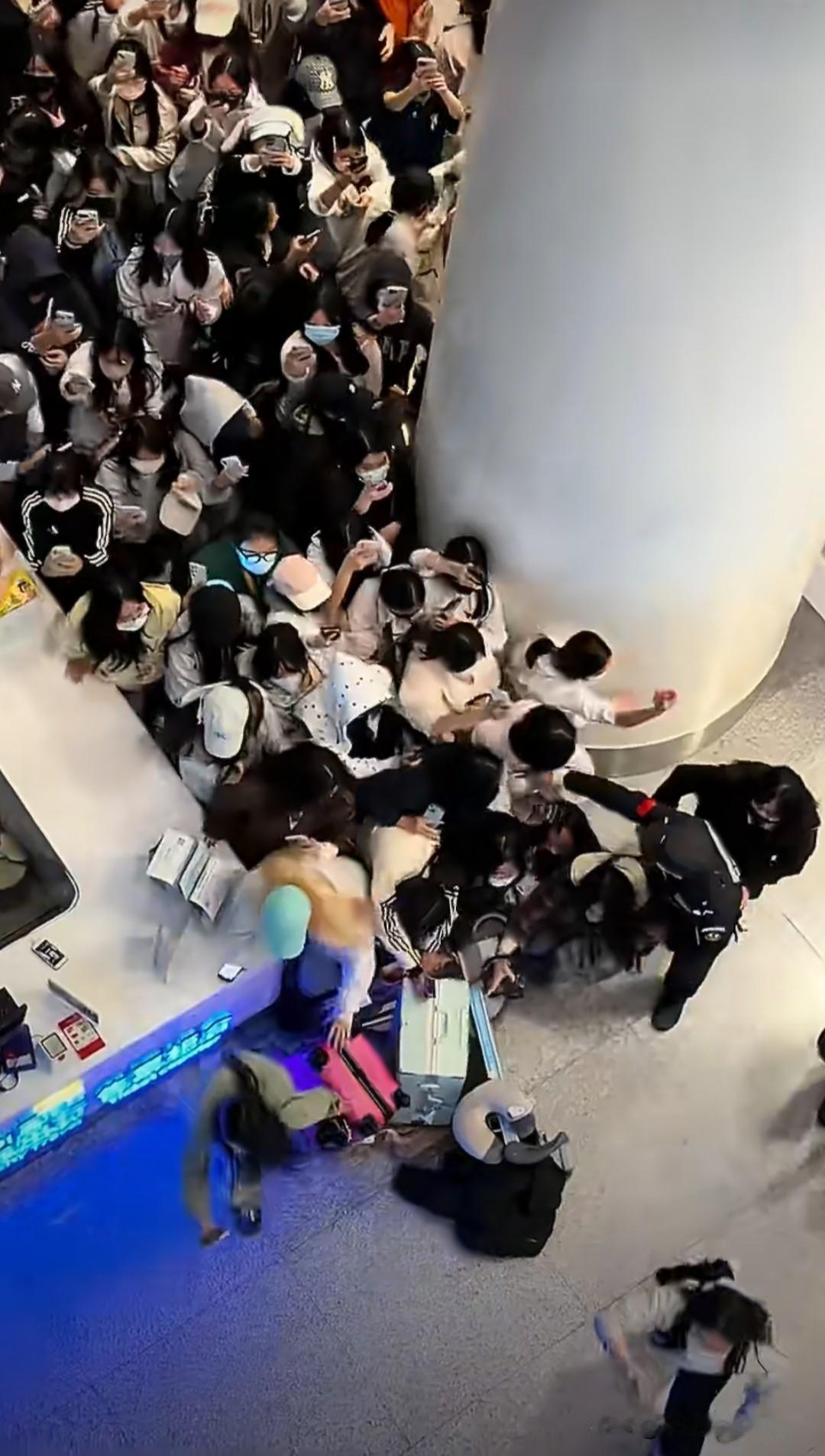 网友发帖，2月1日在海口美兰机场T2，很多粉丝接机，机场公安不停的在说不要挤，