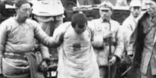 1950年，一次剿匪战斗中，一战士死死地盯住了女尼姑丰满的胸脯，排长不禁气得青筋