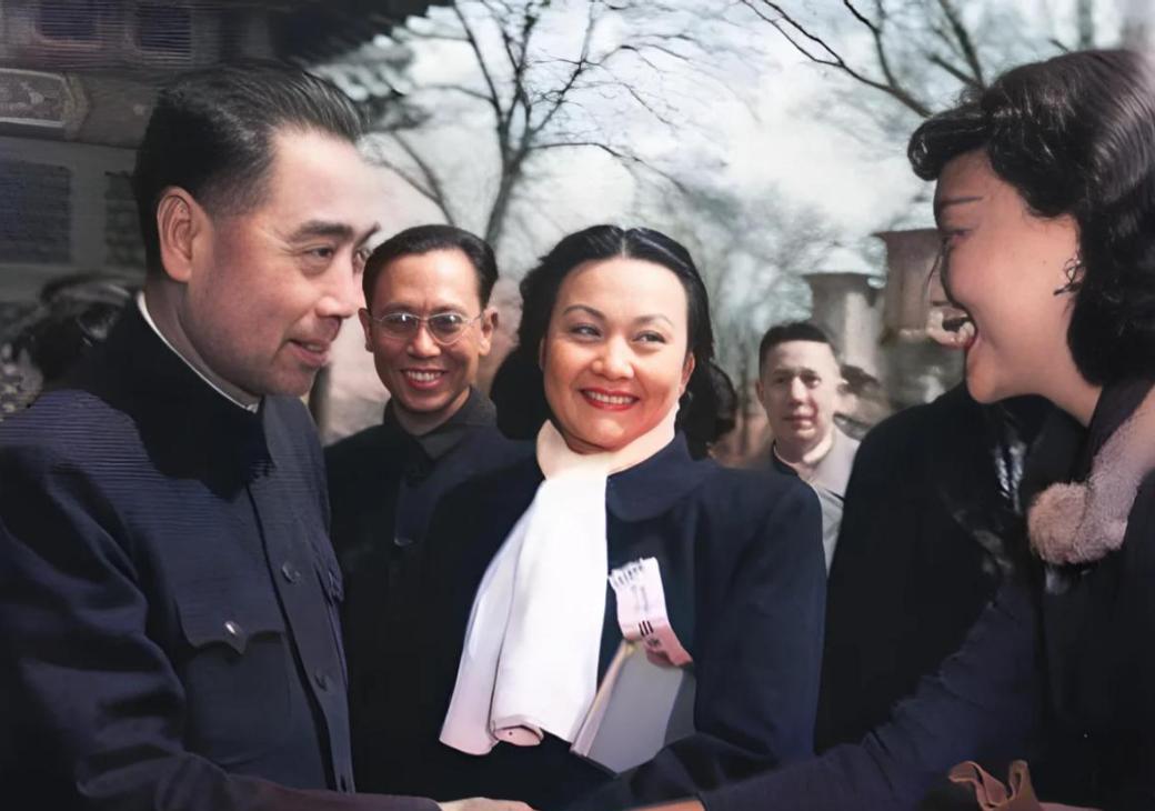 夏梦与两位伟人同框，首先映入我眼帘的竟然是不同风度与气质的两位男士。伟人的