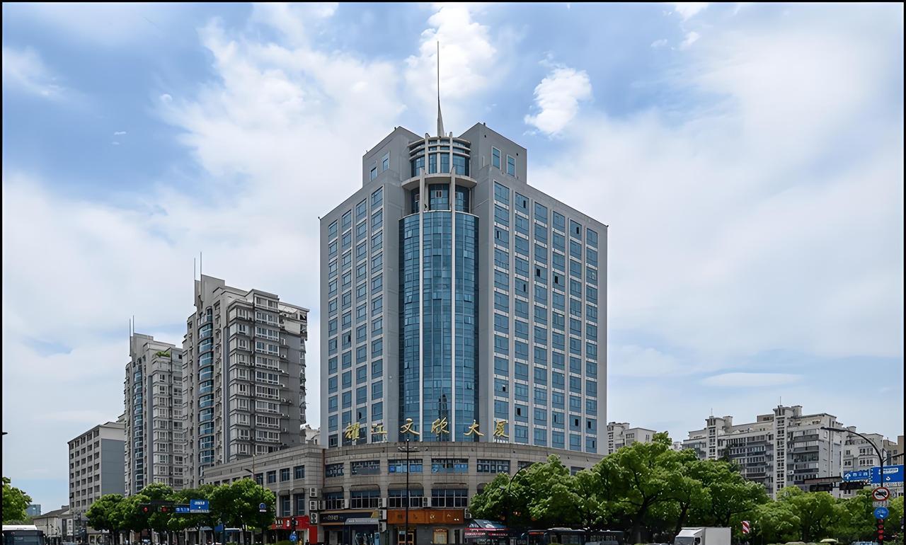 杭州市有三个小区房价跌的最惨，很有名了，你知道吗？第一名：临安区青山湖越秀星汇