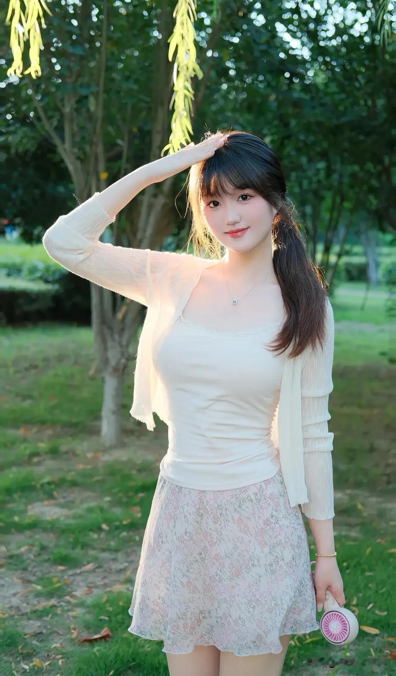 阳光女孩的日常每一天都是新起点，微笑迎接挑战，自信照亮前方。