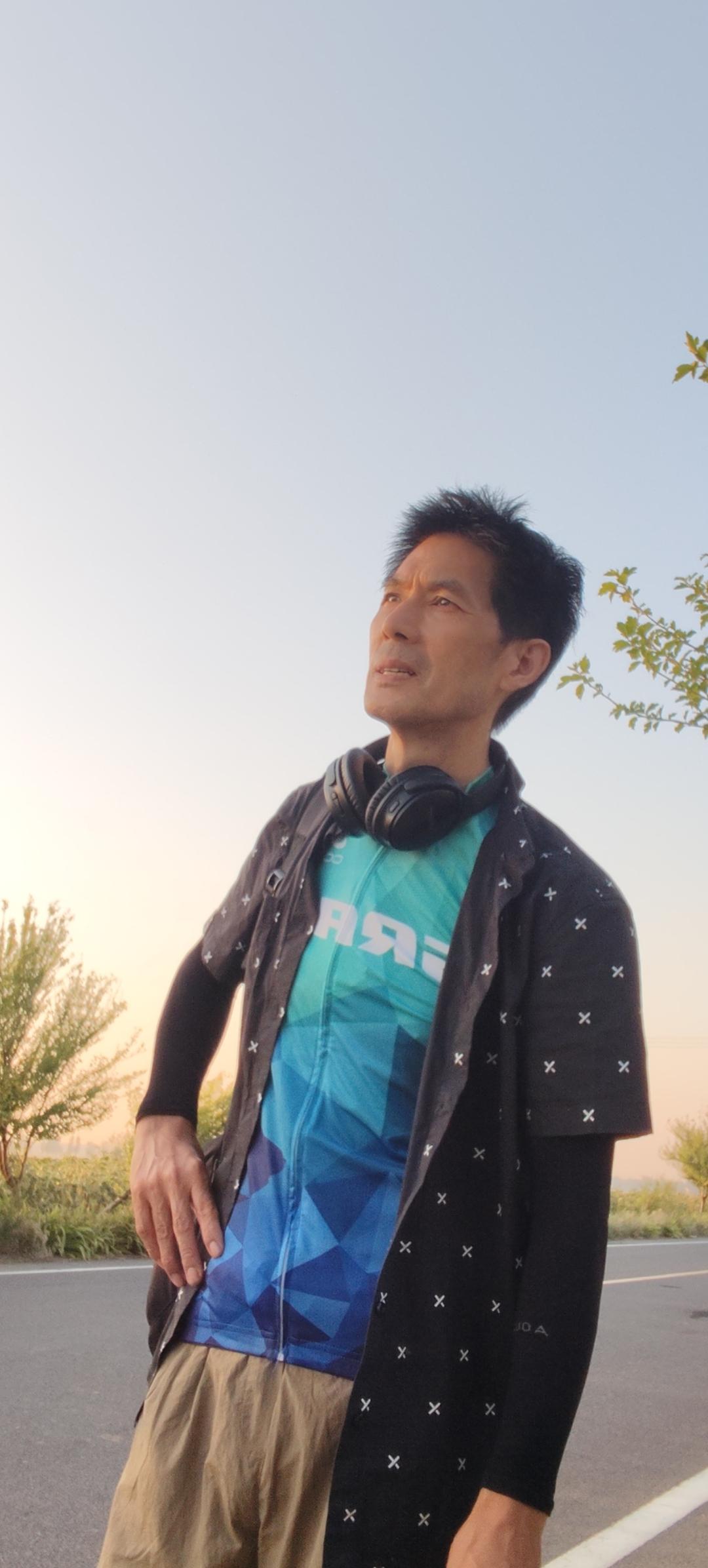 很多人都问我，为什么这么喜欢打乒乓球一天打三次，怎么打都打不够今天我就跟大