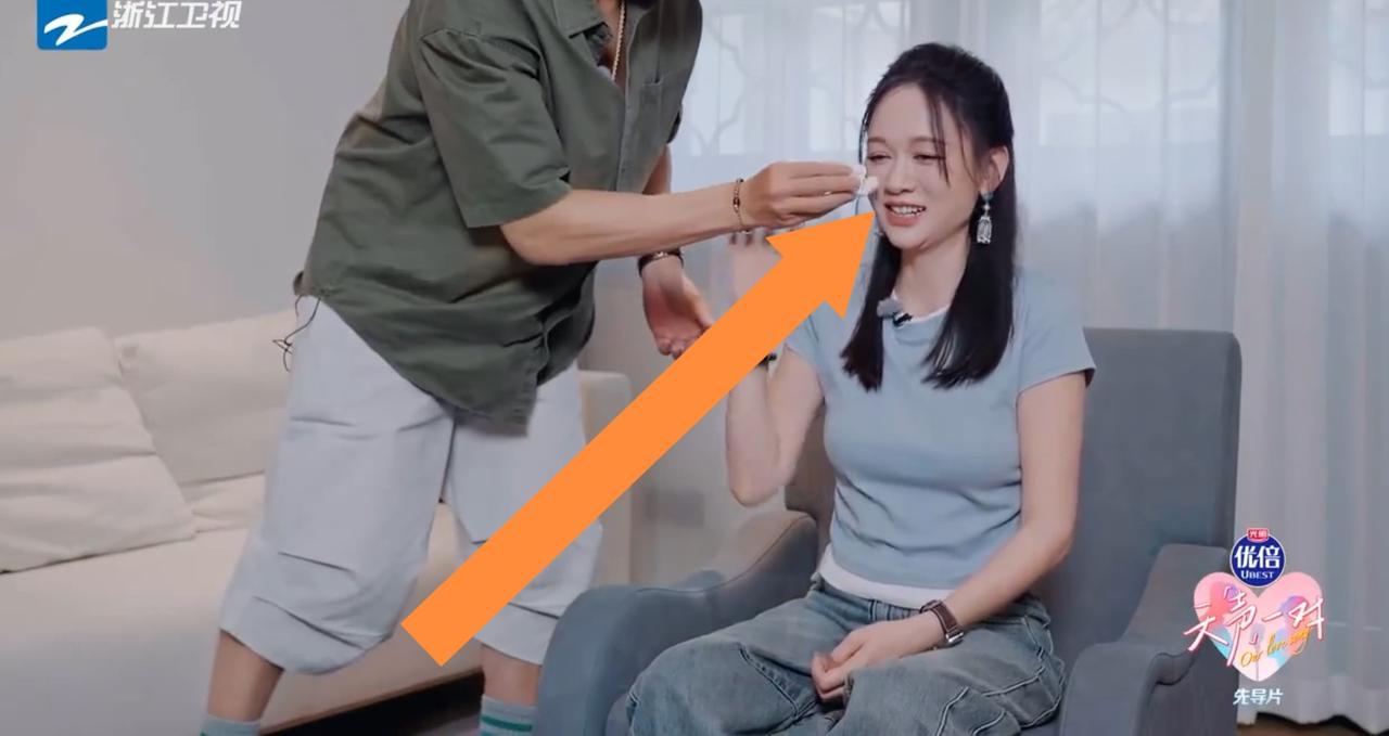 陈乔恩后期备采哭了，他老公慌忙给她递纸巾，赖着不走了，陈乔恩却各种催促他坐