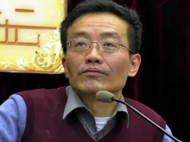 复旦大学教授王德峰，撕开了中国社会当下最大的遮羞布，他说：今日之中国，纵欲汹汹，