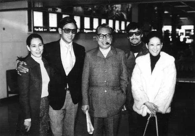 1971年5月中旬，美国洛杉矶国际机场（LAX），应香港嘉禾电影公司所托，罗维（