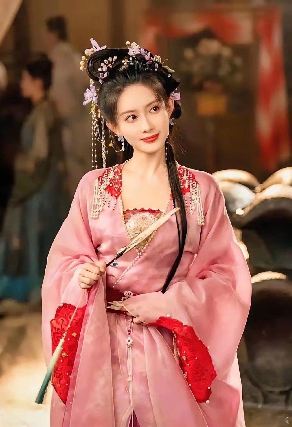 我就不明白了，孟子义要颜值有颜值，要身段有身段，颜值身段双在线。为什么要天天扎在