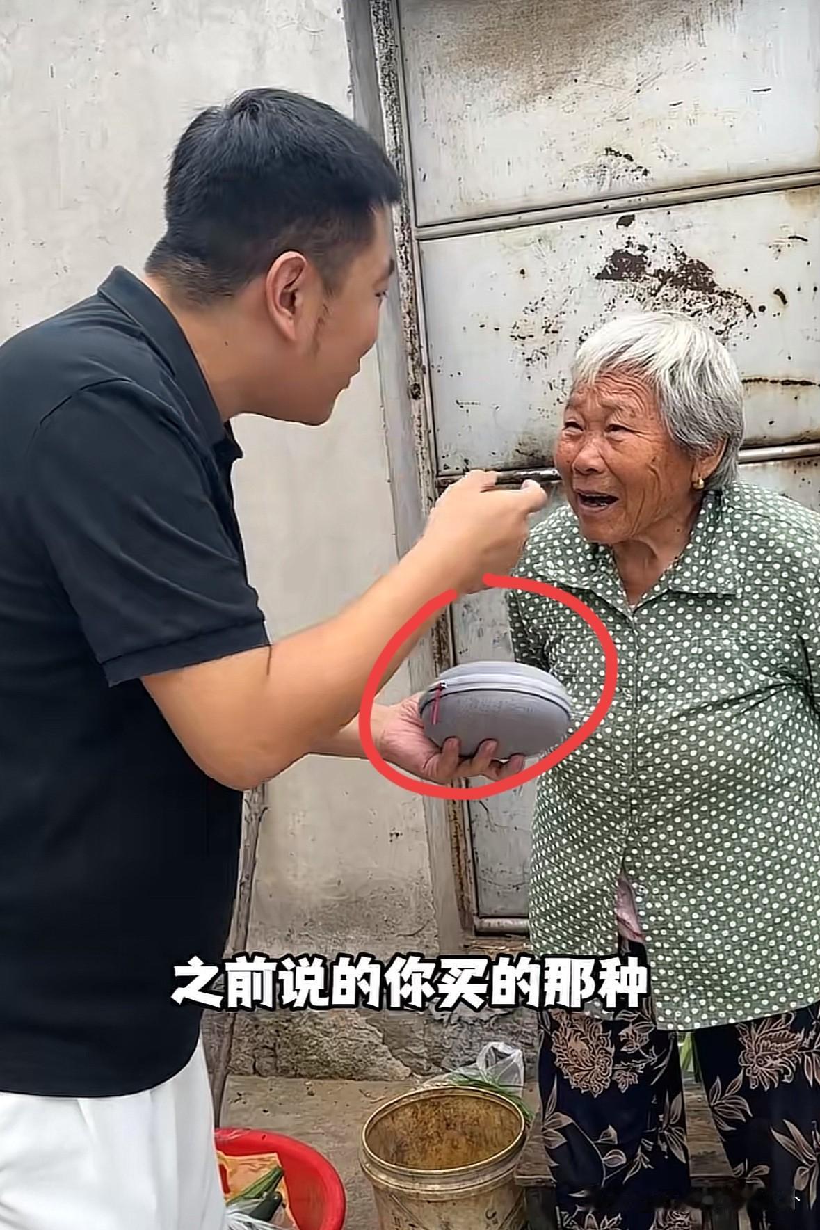 你信不信？黄维平根本不是真的想山东老家的姐姐了，说不好听的他就是在利用姐姐发广