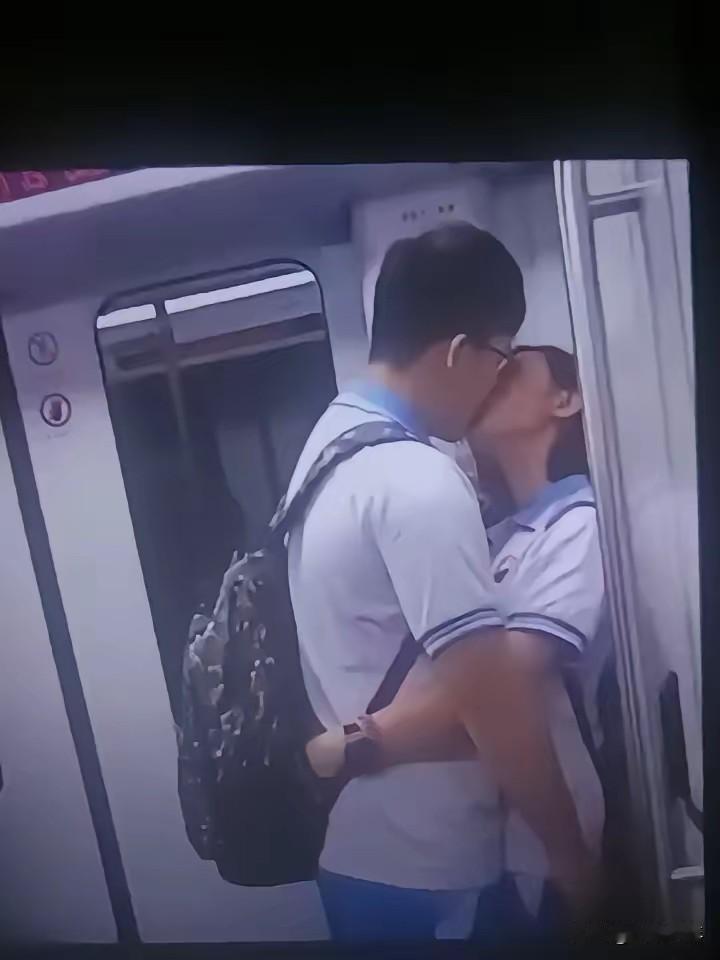 不必大惊小怪，更不必视为大逆不道。你，我，他——大家不都是这样过来的吗？