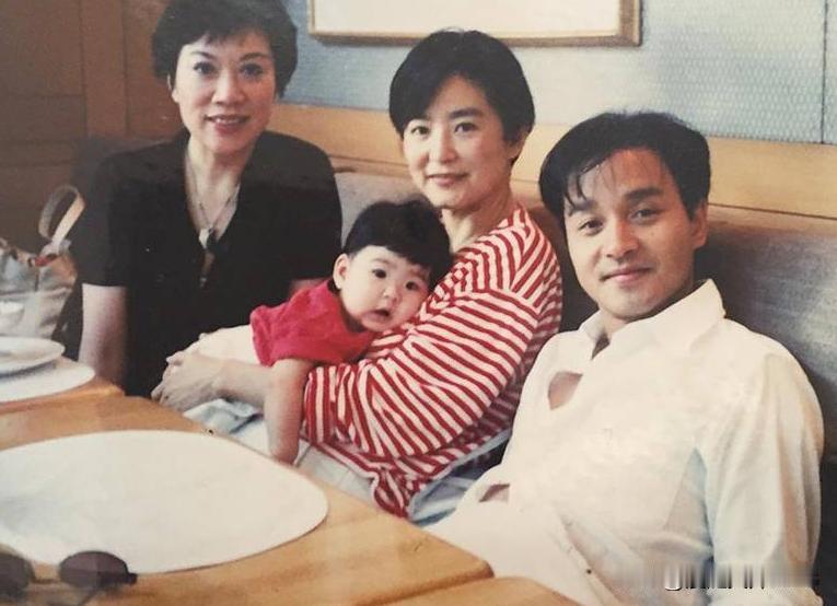 看到几张老照片，有两个小问题：第一：这个小孩是谁？男孩还是女孩？
