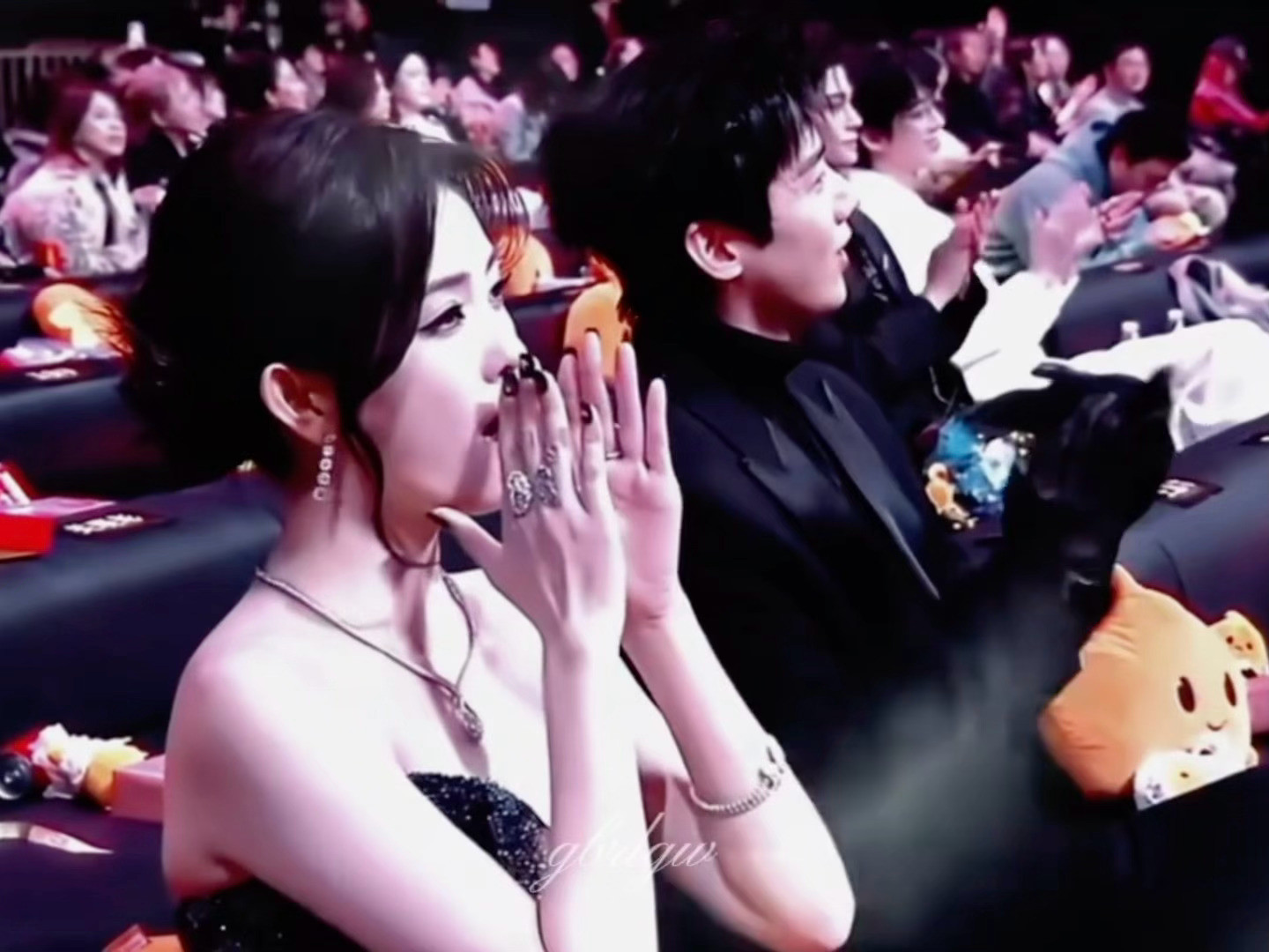 白鹿给白敬亭点赞白鹿白敬亭热聊，白鹿还给白敬亭点赞👍懂事的导演已经给两人递上本