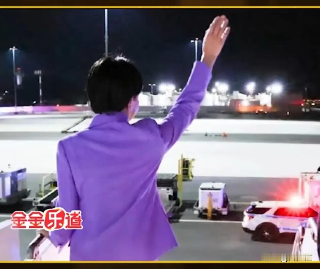 从镜头看，高市早苗这张照片是她自己人发的，明明知道前面没人这张照片还是发了出来，