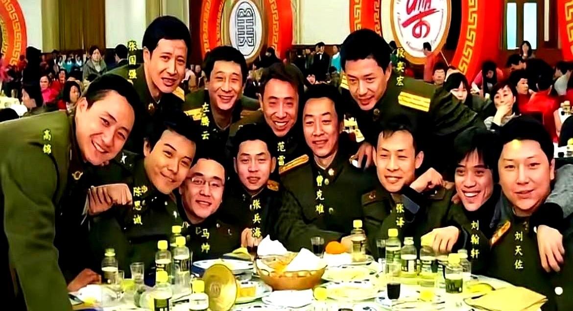 每次看《士兵突击》2006年杀青宴的照片，我都愣神——一帮主演全穿着戏里的军装，