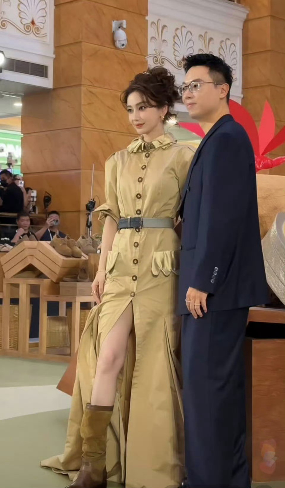 angelababy上海线下活动造型来身穿金色高定美貌大杀四方​​​