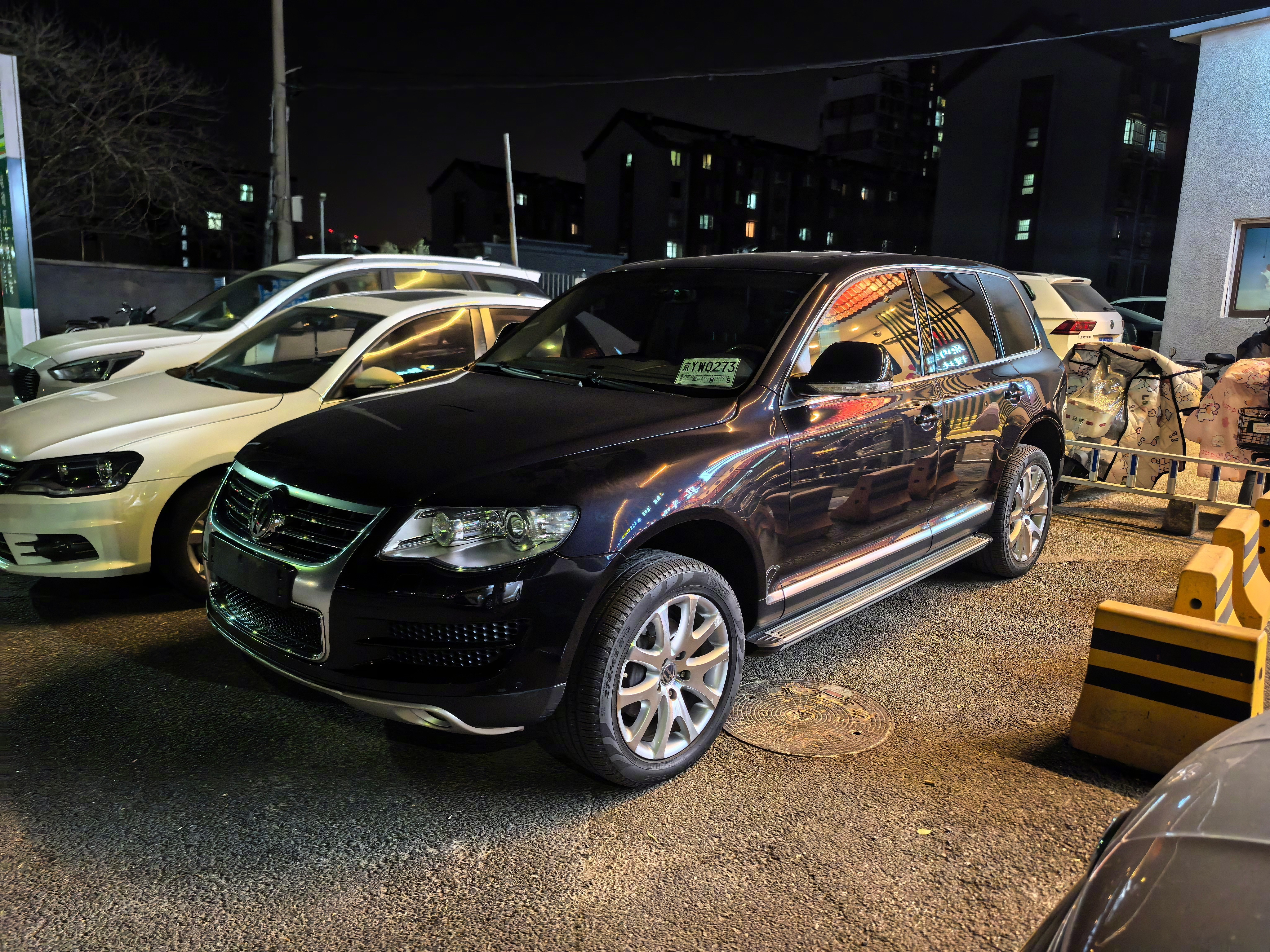 路上看到一辆老途锐。刚过完户，整车明显刚收拾好，漆面重新喷，特别整的老途锐V8。