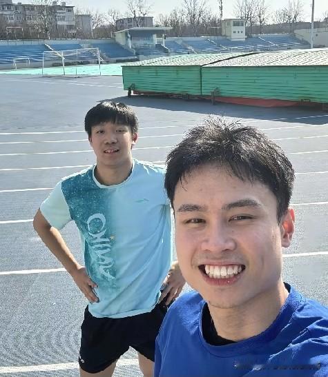 周启豪说坚持比天赋更重要，哪怕看不到结果也要坚持。周启分享万米跑，整个人充满活