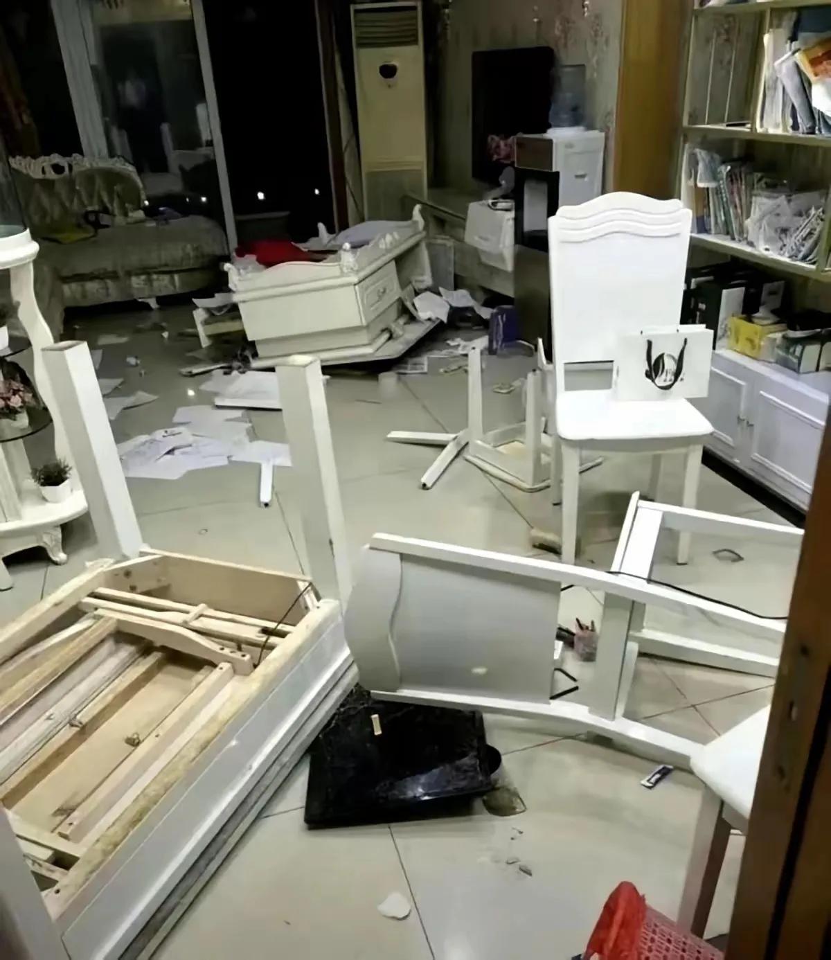 第一次去男友家过年，真的被彻底吓到了。就因为打牌输了点钱被他妈妈念叨两句，他居然