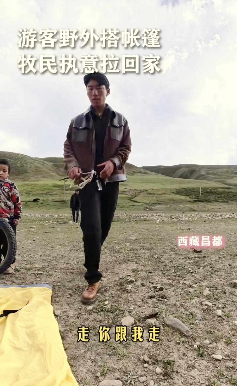 遇到贵人了。一男子独自骑车到藏区旅行，傍晚在空地搭帐篷，打算凑合一晚，不料路过的