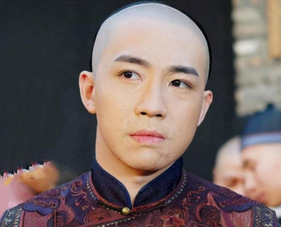 2017年，俞灏明在机场偶遇了刘烨，就开心的飞奔过去打招呼，大喊：“哥！”然后一