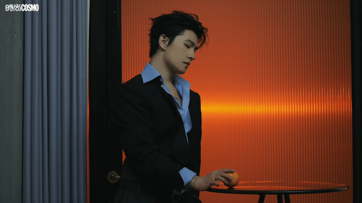 杨洋换风格了蝴蝶西装搭配利落深V，又野又华丽，每一套造型都精准踩在审美点上，新