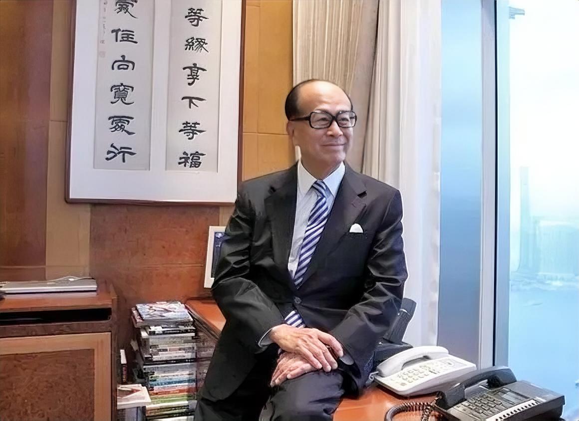 李超人应该是得病了，很厉害的那种。大概率正处在抢救中！他今年已经98岁了，按现在