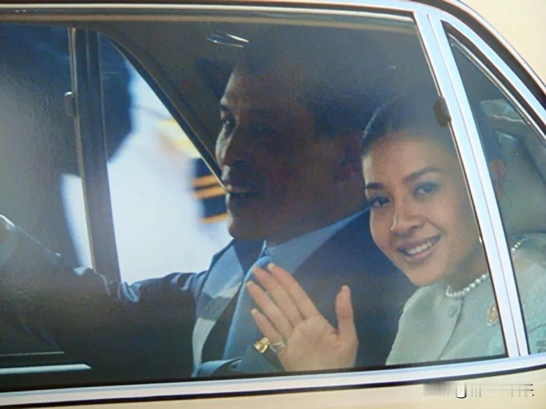 当年泰王臂力可以哦，一手抱着提帮功，一手让西拉米挽着。这就是爱，和爱的人在一起即