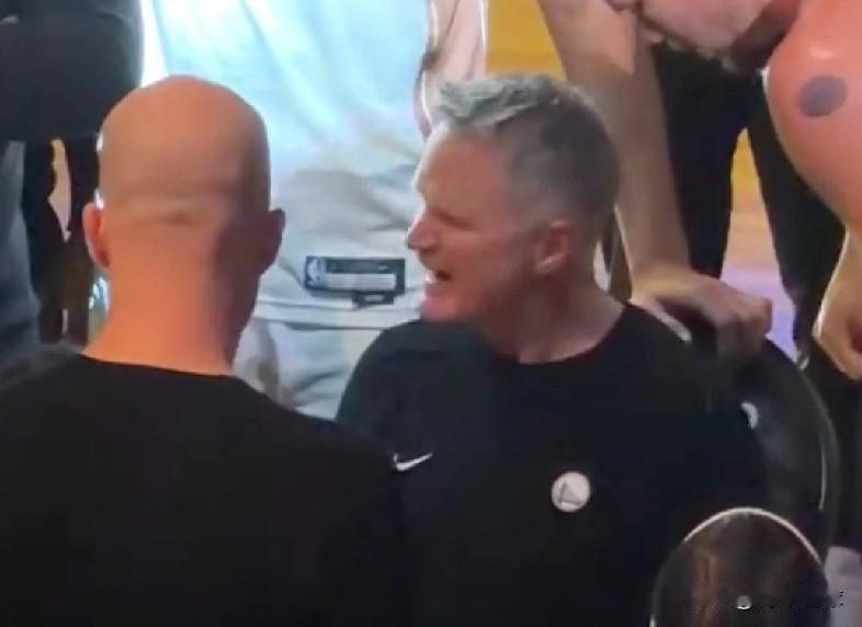 真罕见！科尔、格林竟然吵起来了！据勇士队记者BrettSiegel报道：大