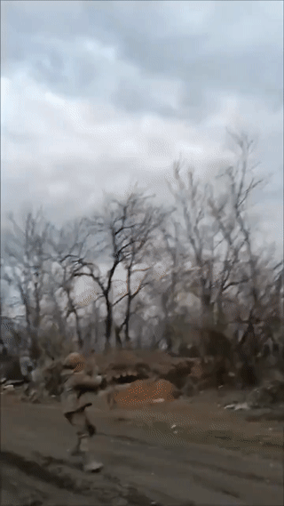 这真是神枪手！一名俄军士兵在战场上成功的用步枪击落一架乌军FPA自杀无人机！