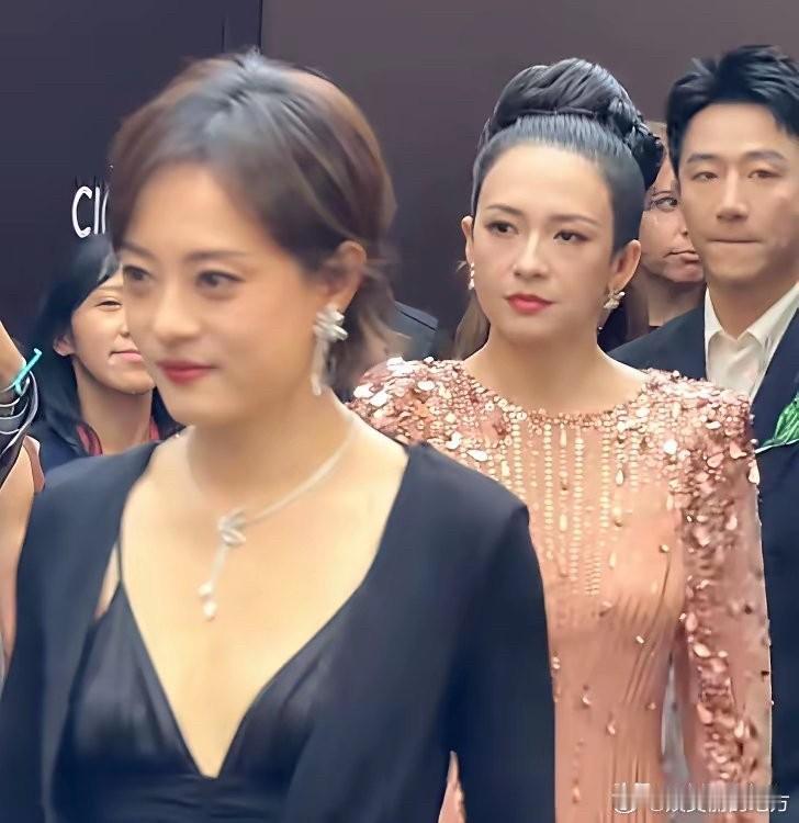 酱园弄之后，章子怡越来越放飞自我了，不开心就直接挂在脸上，完全不做表情管理，真是