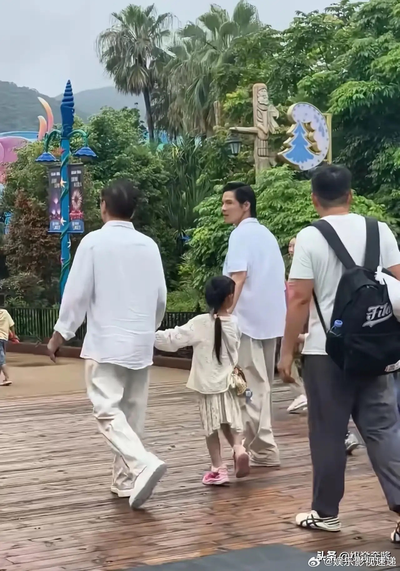 向佐，引发热议。7月27日，42岁的向佐，冲上热搜，他带着全家去长隆，没想到，向