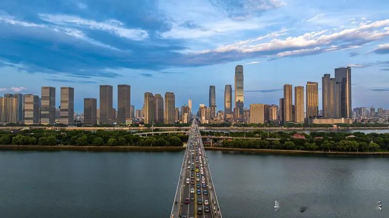 长沙楼市2026年来了。长沙房价要是回到五年前的话，长沙楼市的那些房东也就一般