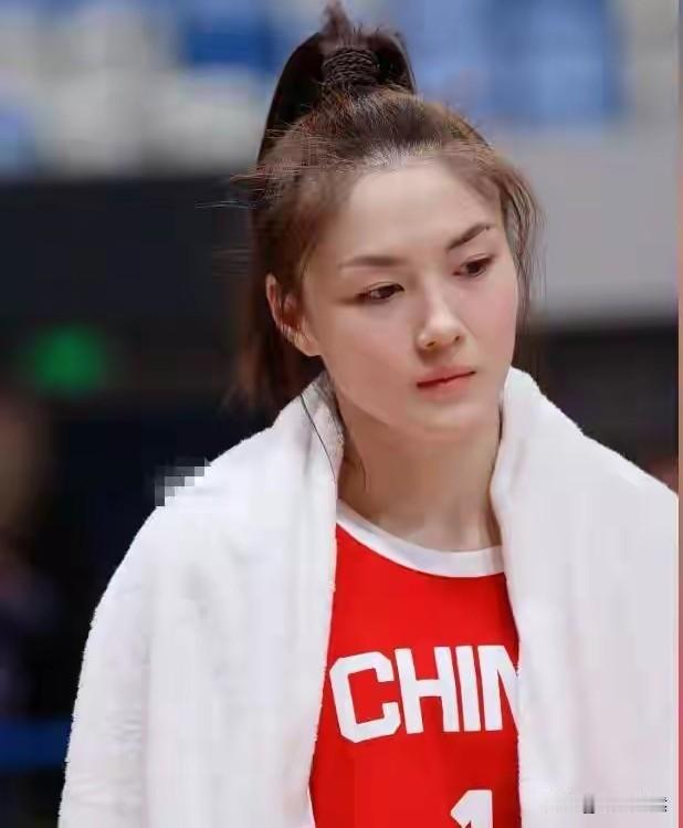先别下结论，张曼曼世界杯上肯定不会让人失望！中国女篮主教练宫鲁鸣能重用张曼曼，一