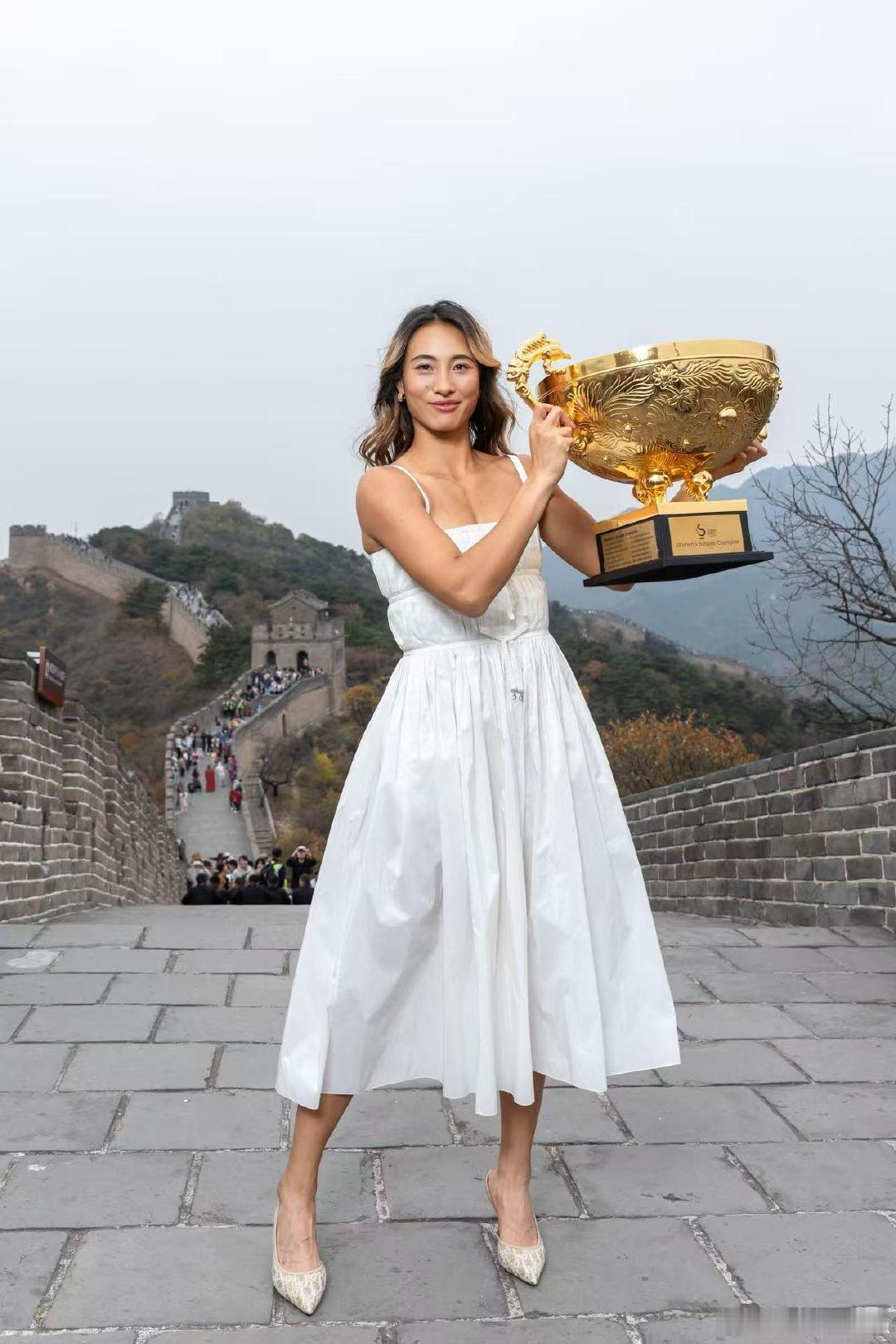郑钦文长城奖杯照，女神好美郑钦文长城捧杯郑钦文长城奖杯照​​​