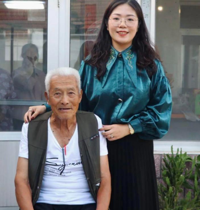 2018年，一个叫贾永婷的山西姑娘，在北京地铁站帮了一个迷路的山东大爷，还掏了1