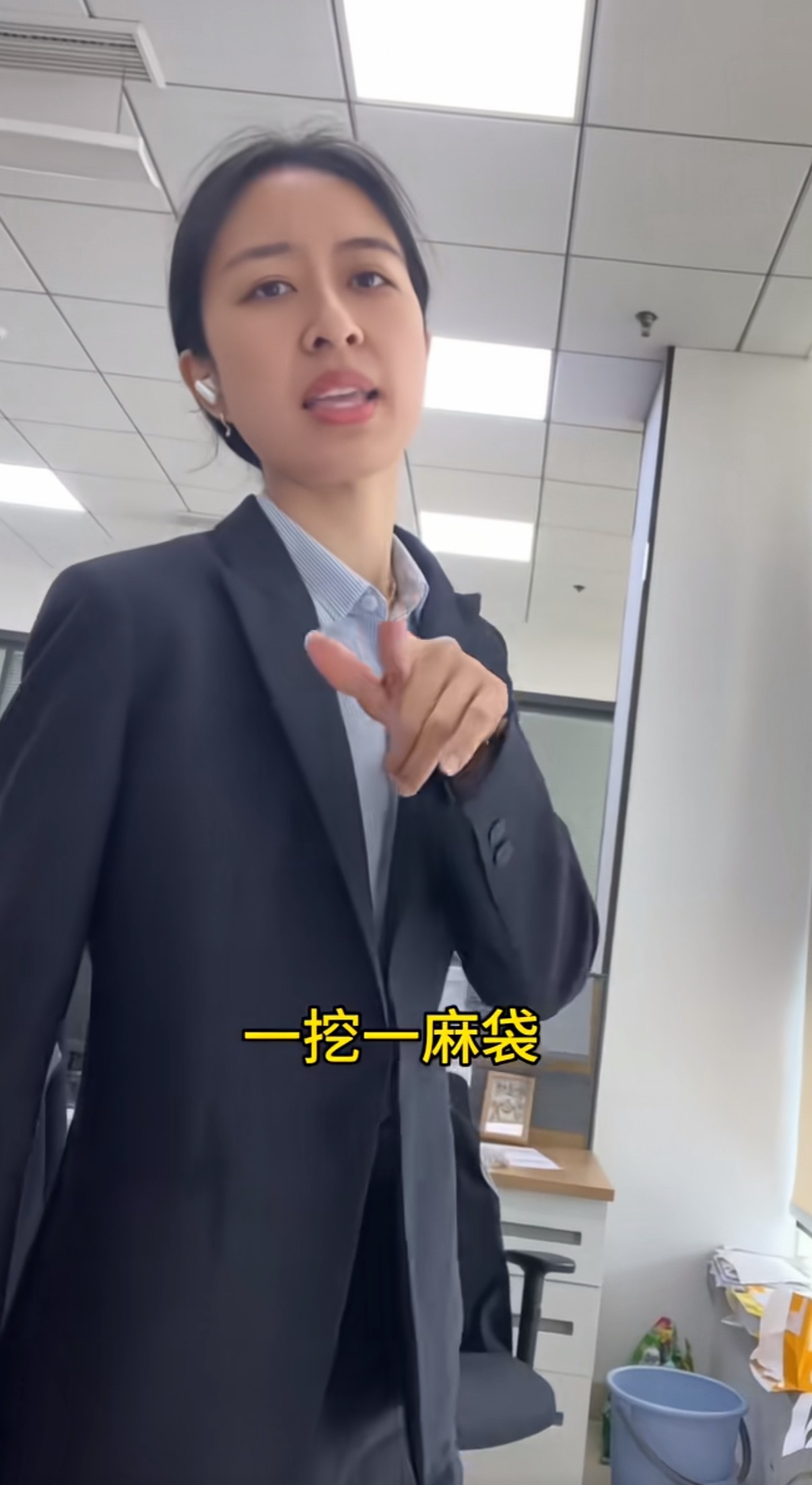 我发现了一个体制内的周雨彤，太像了，可以当替身的那种程度。