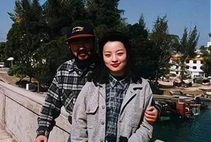 张纪中和两任妻子恩爱瞬间，他帅不帅不重要，重要的是他的前妻和现任跟他合影时都笑靥