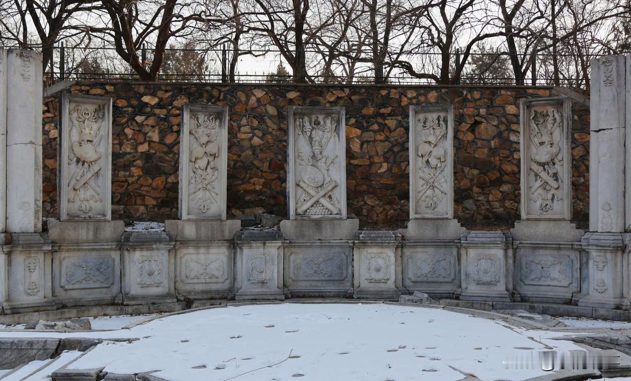 圆明园这处废墟，如今人人都得认这笔账。以前皇帝把这当自己花园，普通人别说进去