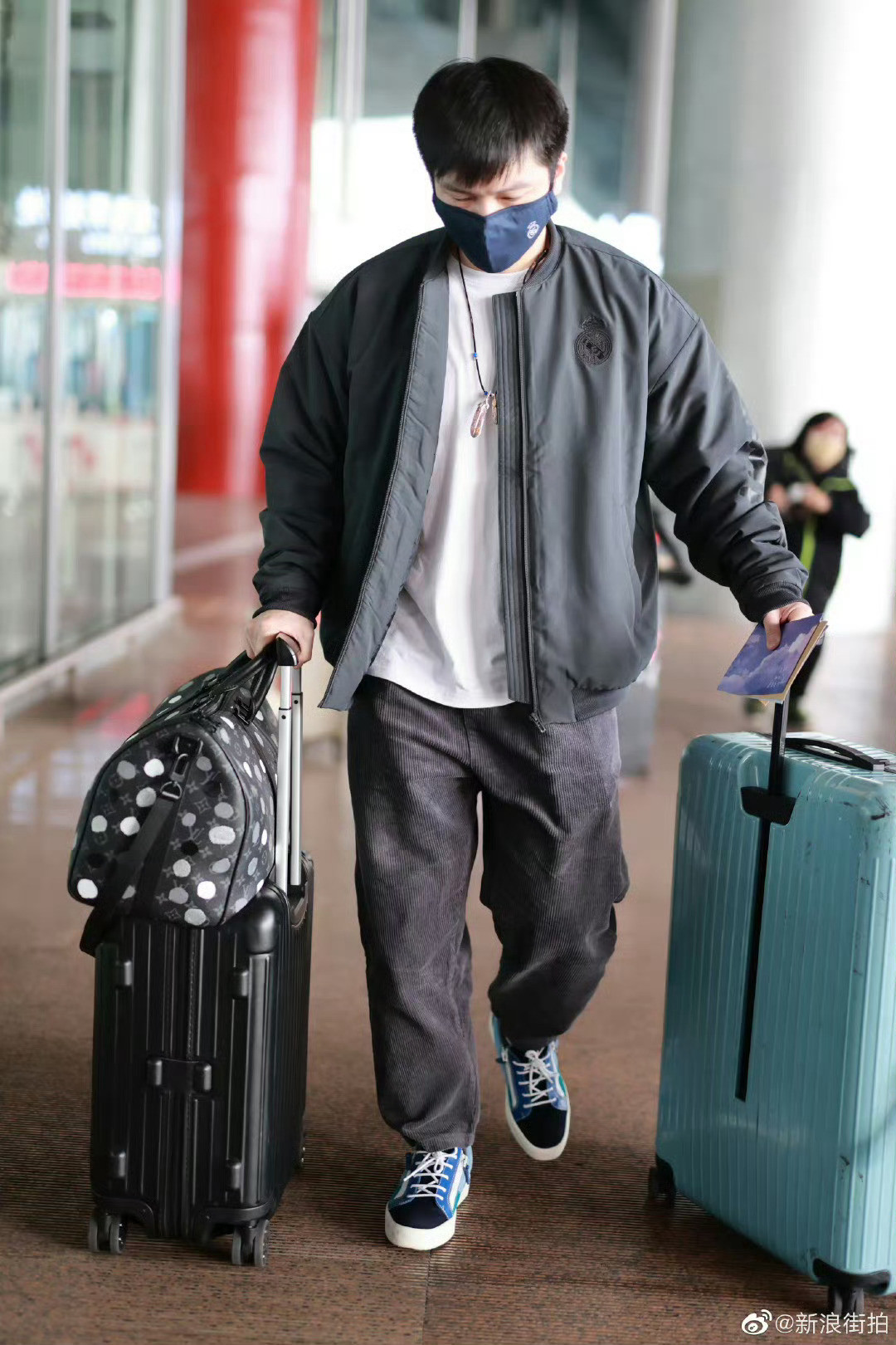 樊振东哥哥手里拿的是什么呀😝