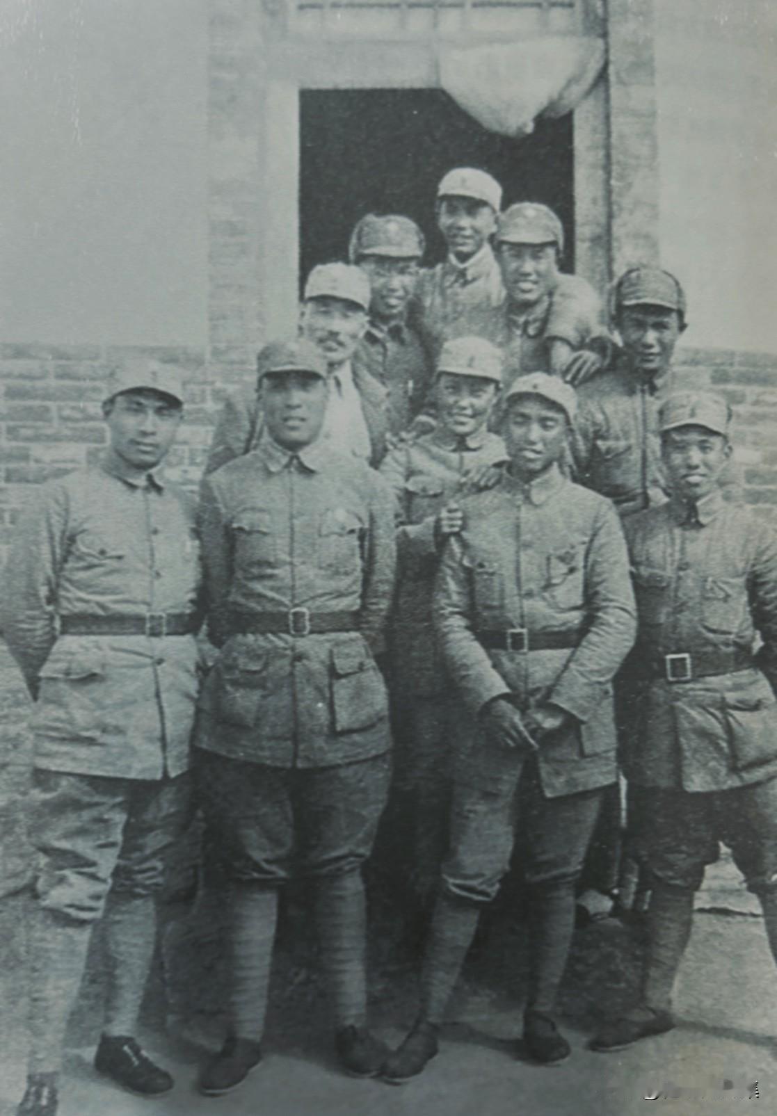 1939年，晋察冀军区部分干部合影，后排右一为邓华，前排左一为聂鹤亭、右三为萧克