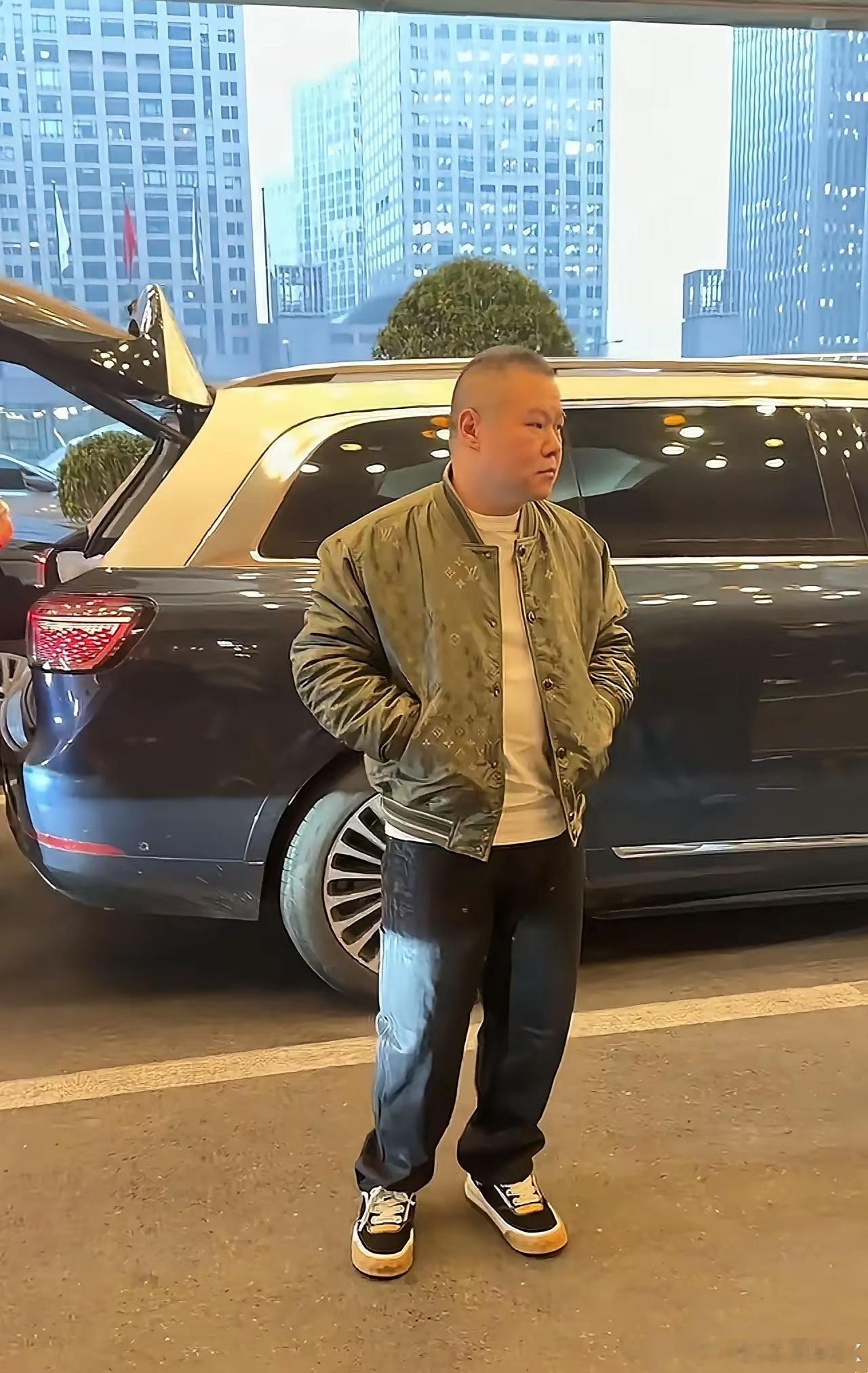 猜个车，难度很低。这人长的好像说相声的岳云鹏！