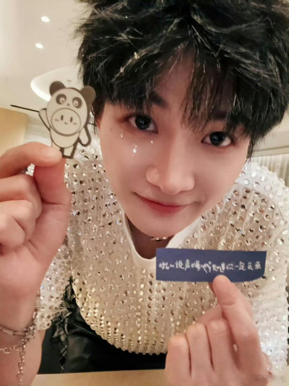 周深四轮演唱会成都全勤周深四巡四次都到成都了从“深空间”再到全新的深深的巡回，又