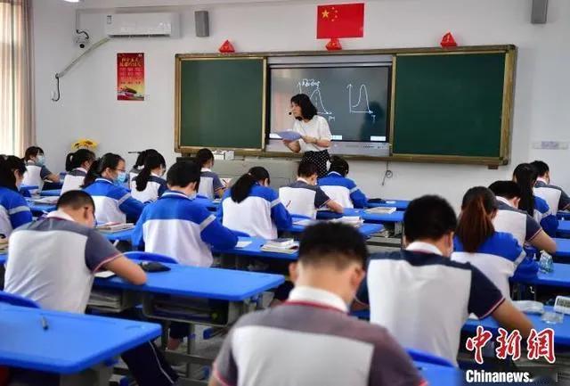 这个问题值得思考。两所学校，一所学校生源基础好，学生整体比较自觉，但每个教学班的