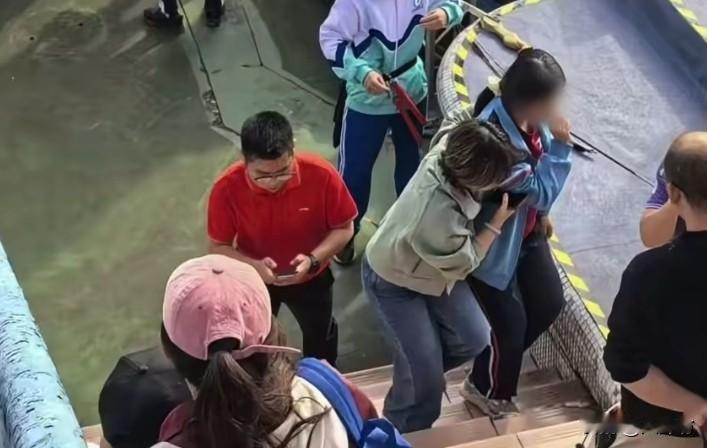 吓人，广东佛山某中学的运动会上，有学生在表演射箭时，不小心射到一名女生脸上。