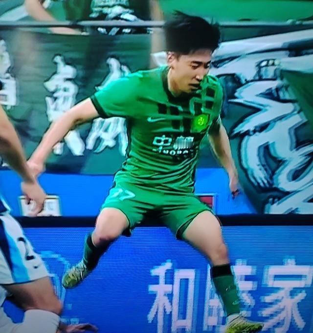 国安3-0赢了，但王竞这裁判判罚是真让人无语。曹永竞被动踩人，VAR介入直接红牌