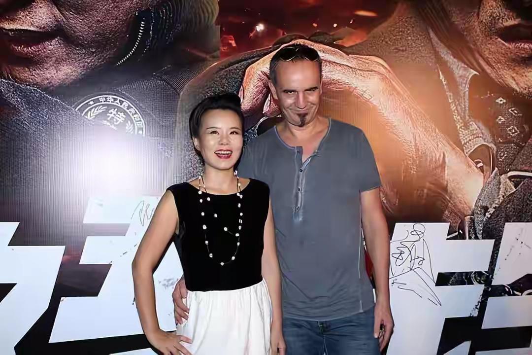 50岁龚琳娜独居深山，房子后面是一片坟地，离婚后养猫为伴不害怕1975年出