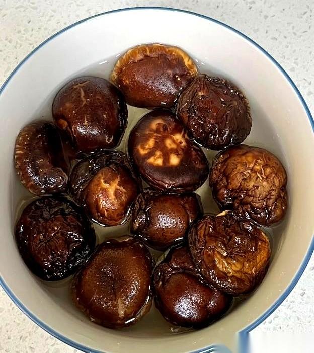我发誓，我以前泡香菇的方式，简直是对香菇的谋杀！浪费时间浪费鲜味，还以为自己挺会