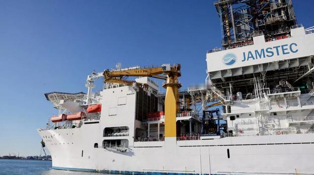 减少对中国的依赖，日本已尝试在深海开采稀土。图为日本配备钻探设备的研究船“Chi